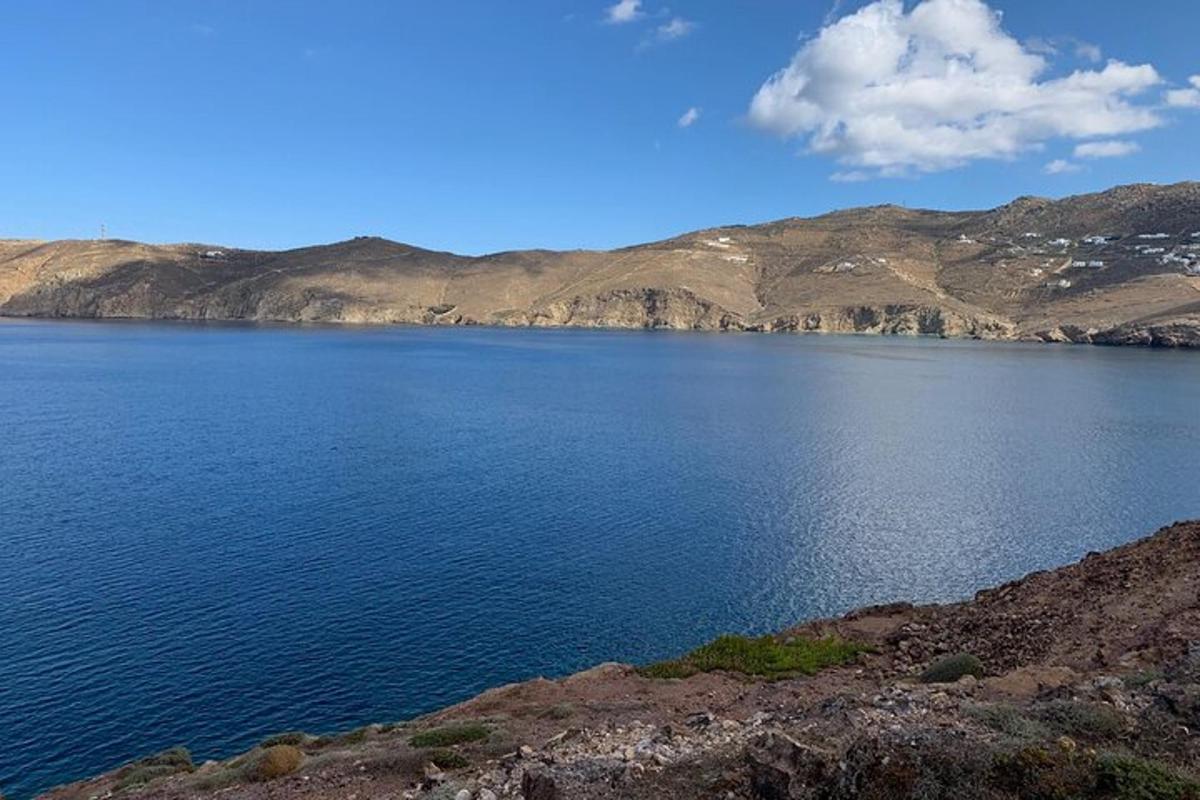 un grande specchio d'acqua con le montagne sullo sfondo