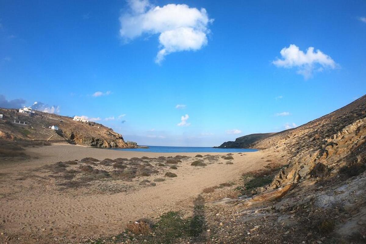una spiaggia sabbiosa con l'oceano sullo sfondo