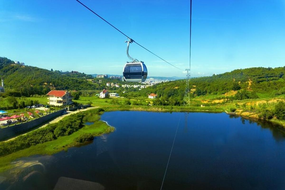 isang gondola na lumilipad sa ibabaw ng ilog na may ilog