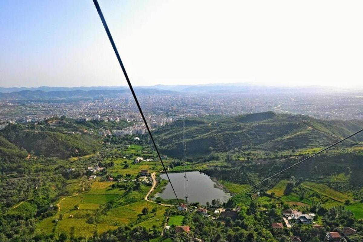 isang zip line sa isang lambak na may lawa