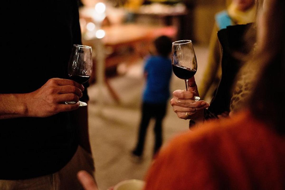 Un grupo de personas sosteniendo copas de vino tinto
