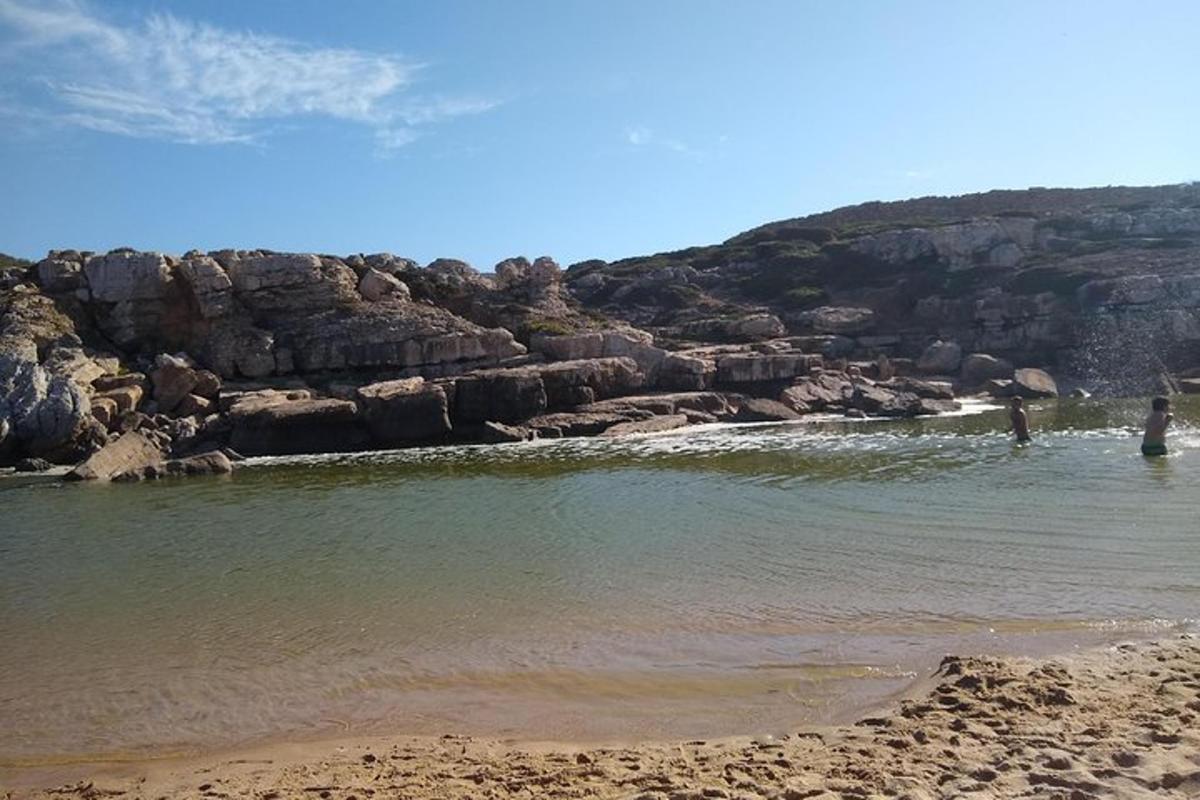 una persona in piedi nell'acqua in spiaggia