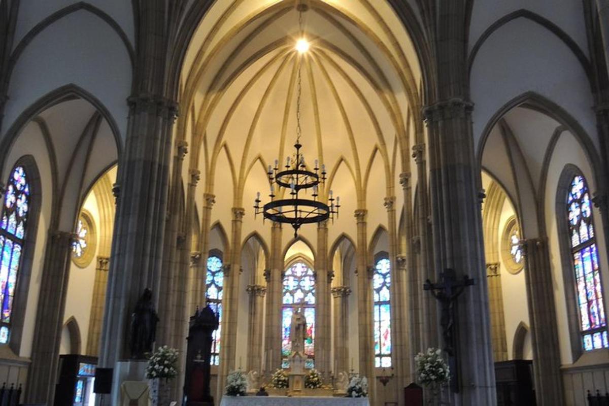sebuah katedral besar dengan candelier di sebuah gereja