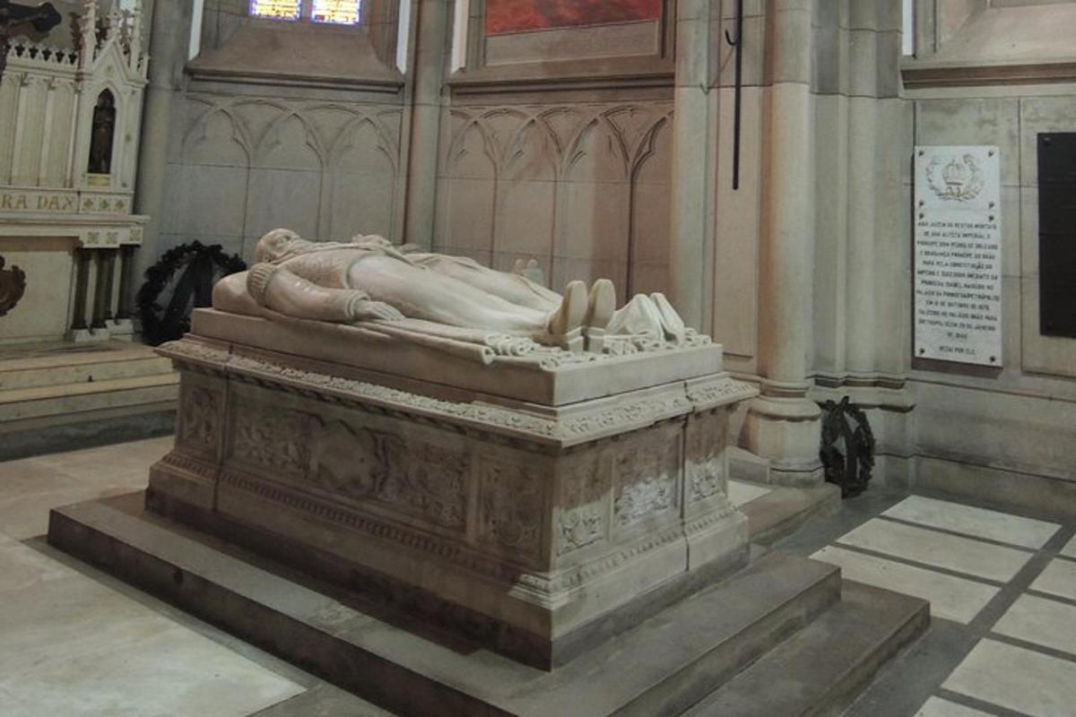 patung wanita di katedral