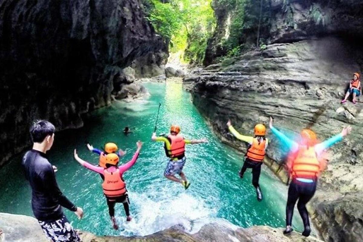 un gruppo di persone che saltano in un fiume