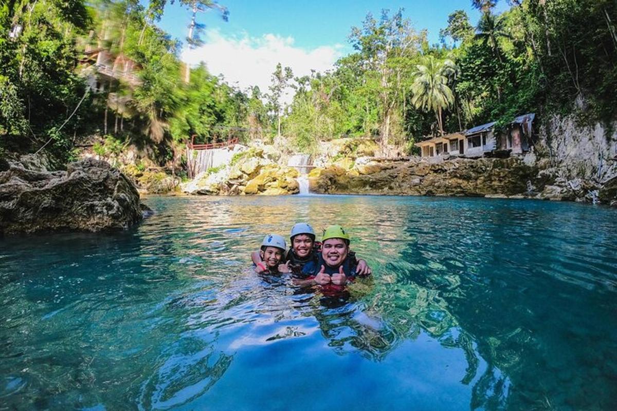 due bambini posano per una foto in acqua
