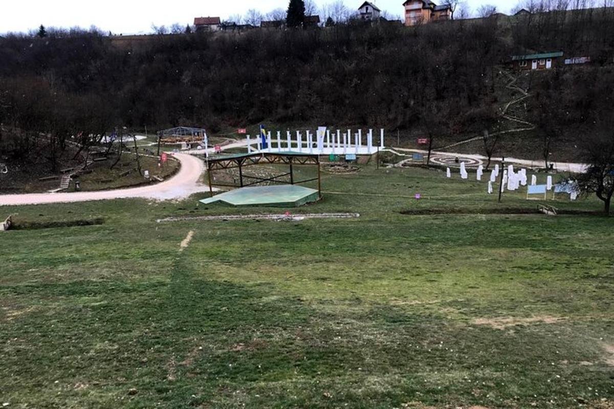 um parque com playground em um campo