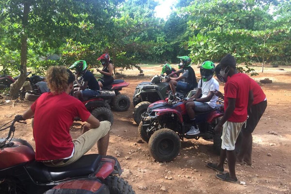 isang grupo ng mga tao na nakasakay sa mga atv sa isang maruming kalsada