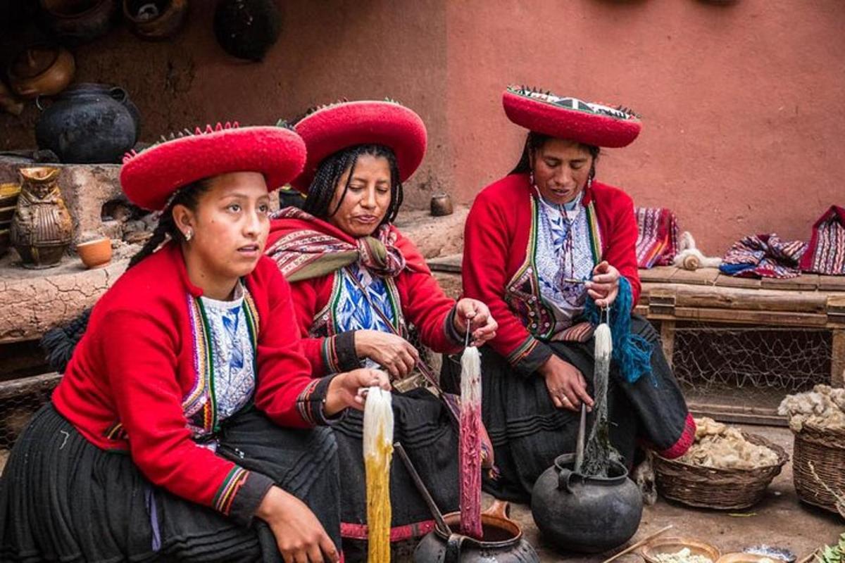 tre donne con cappelli rossi sedute su una panchina