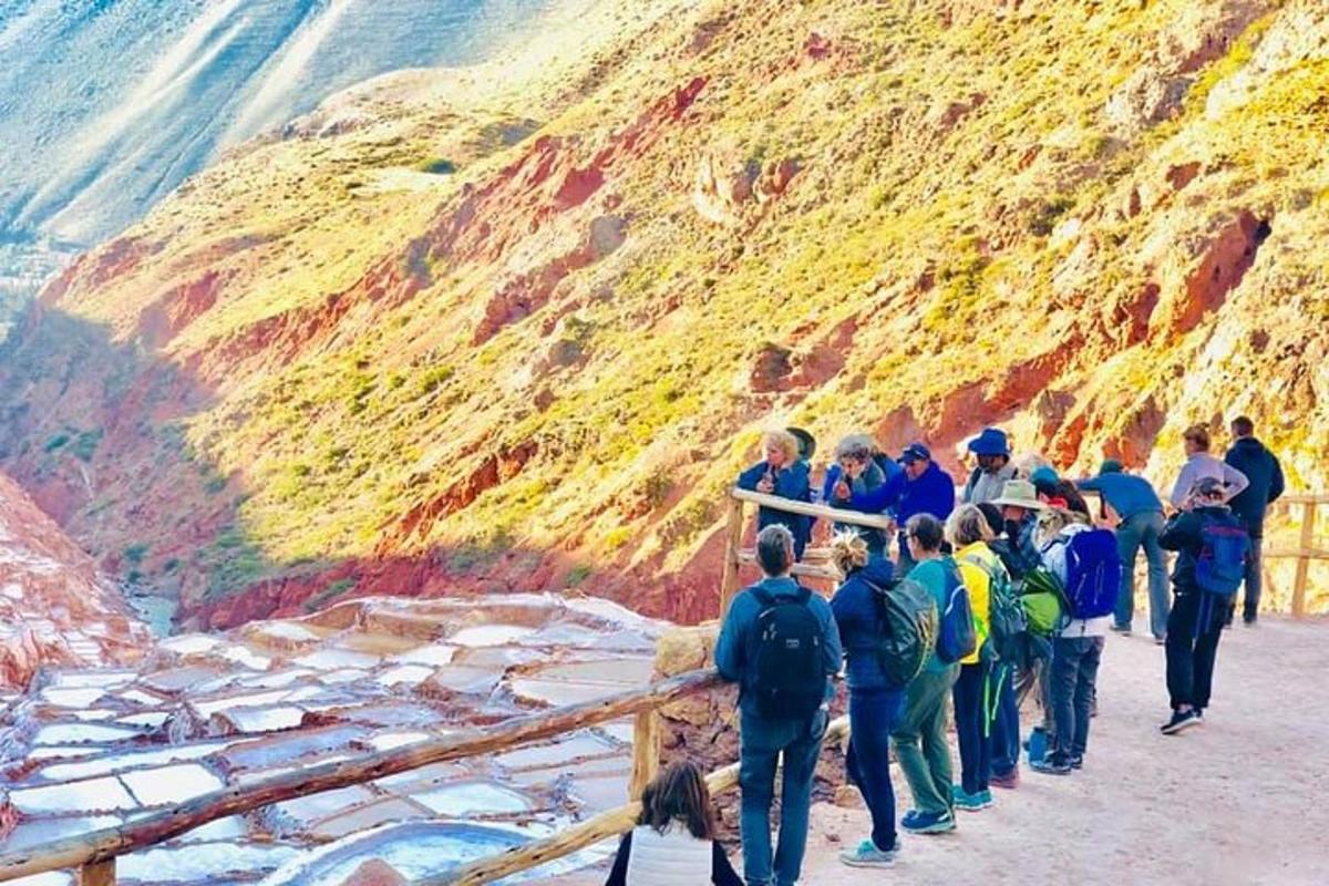 un gruppo di persone che camminano su una montagna