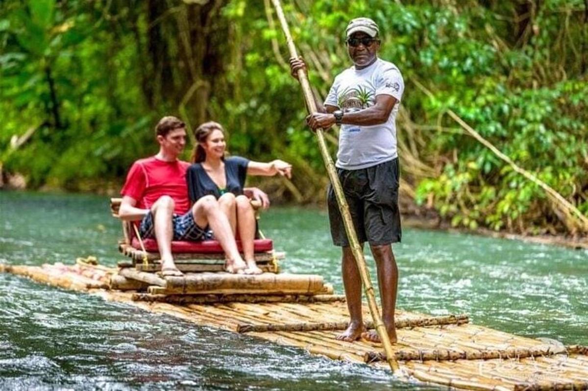 ba người trên một chiếc bè tre trên mặt nước