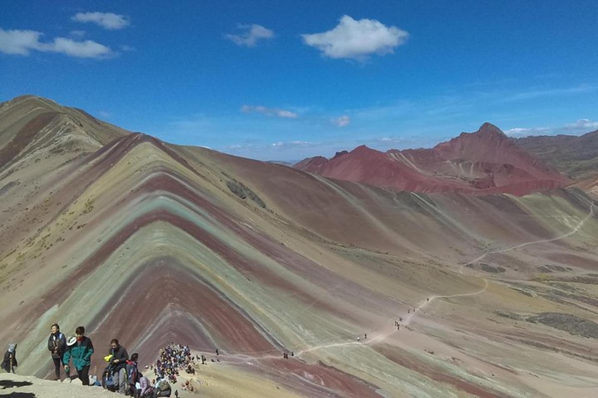 un grupo de personas de pie en la cima de una montaña