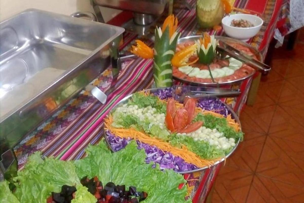 Un buffet con varios platos de comida en una mesa.