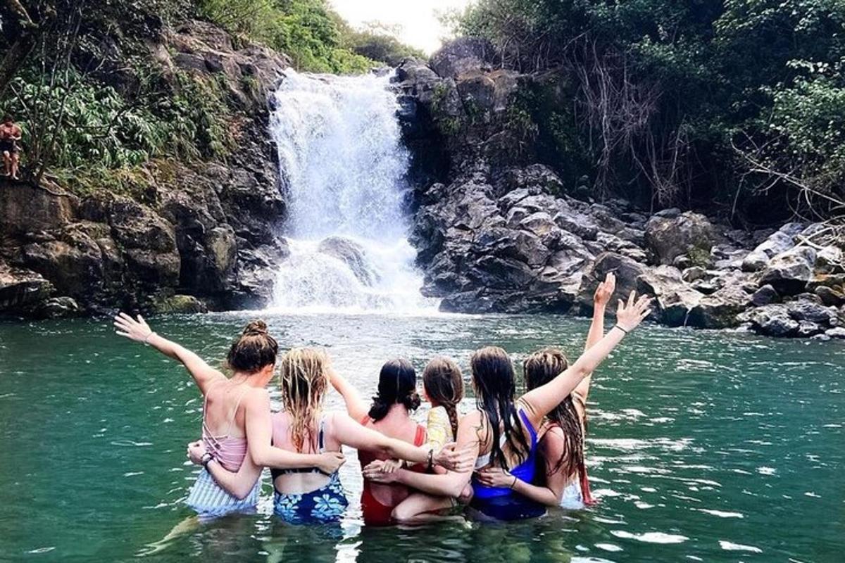 un gruppo di ragazze in acqua davanti a una cascata