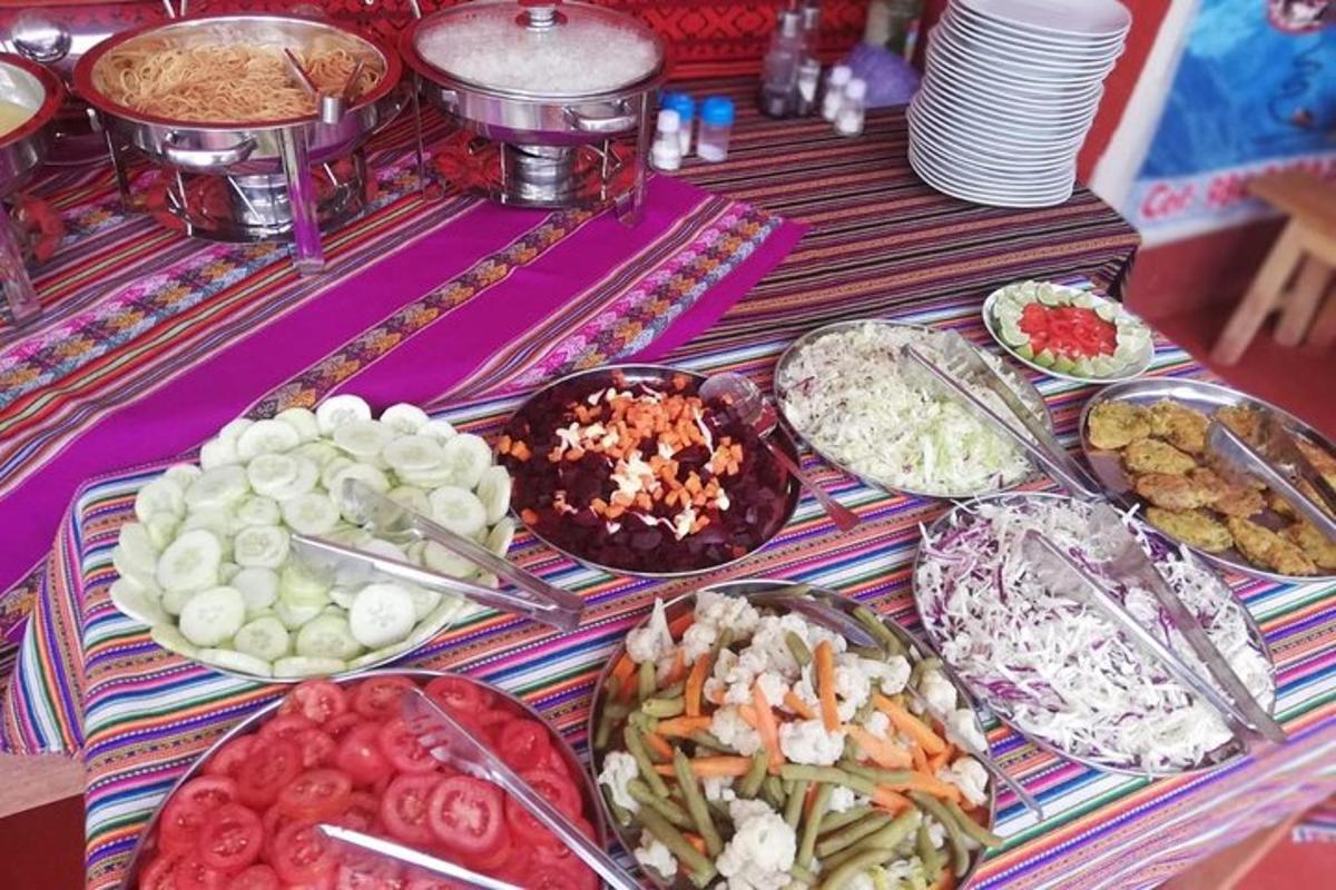 Una mesa con un montón de diferentes tipos de comida.