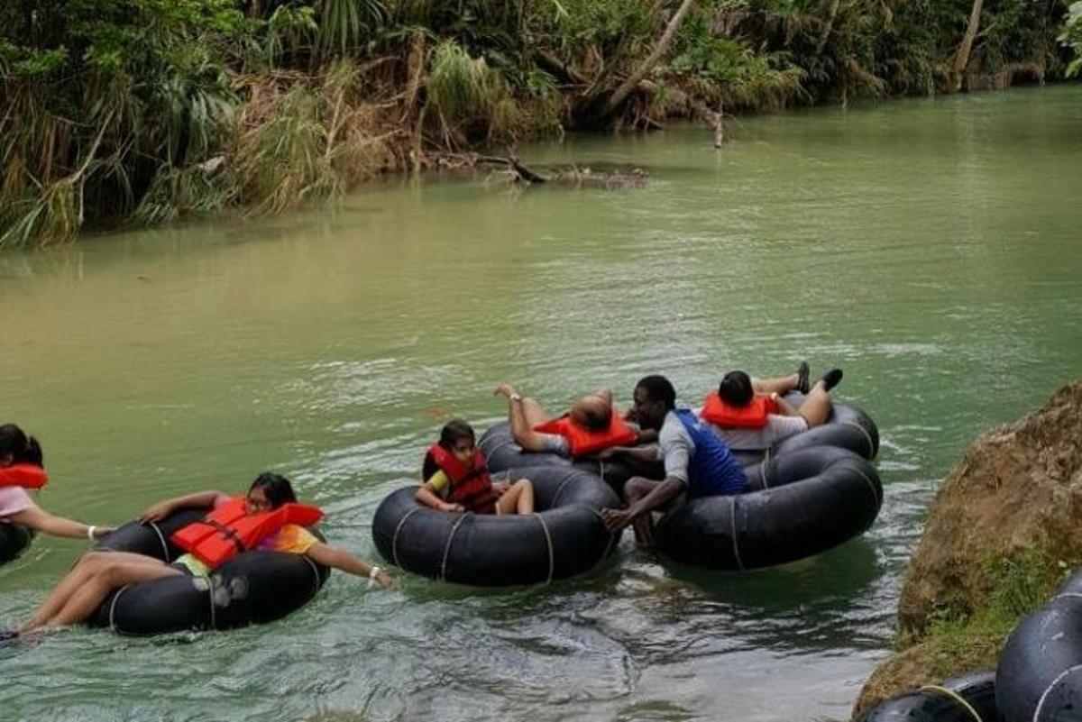 un grup de persones navegant en basses en un riu