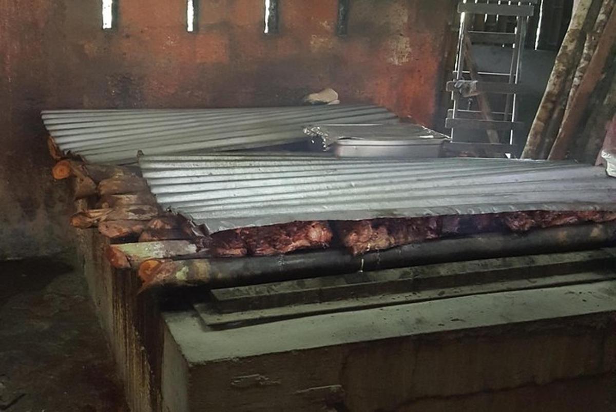μια σχάρα με λίγο φαγητό από πάνω