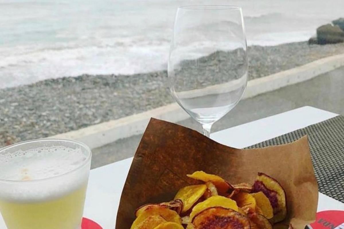 ein Glas Wasser und ein Teller mit Essen und einem Getränk