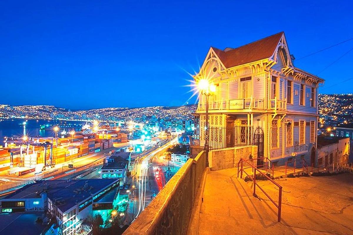 Una vista de una ciudad de noche con un edificio.