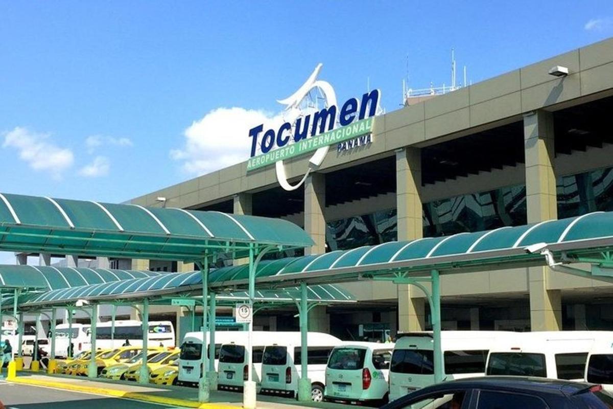 a row of buses parked in front of a building