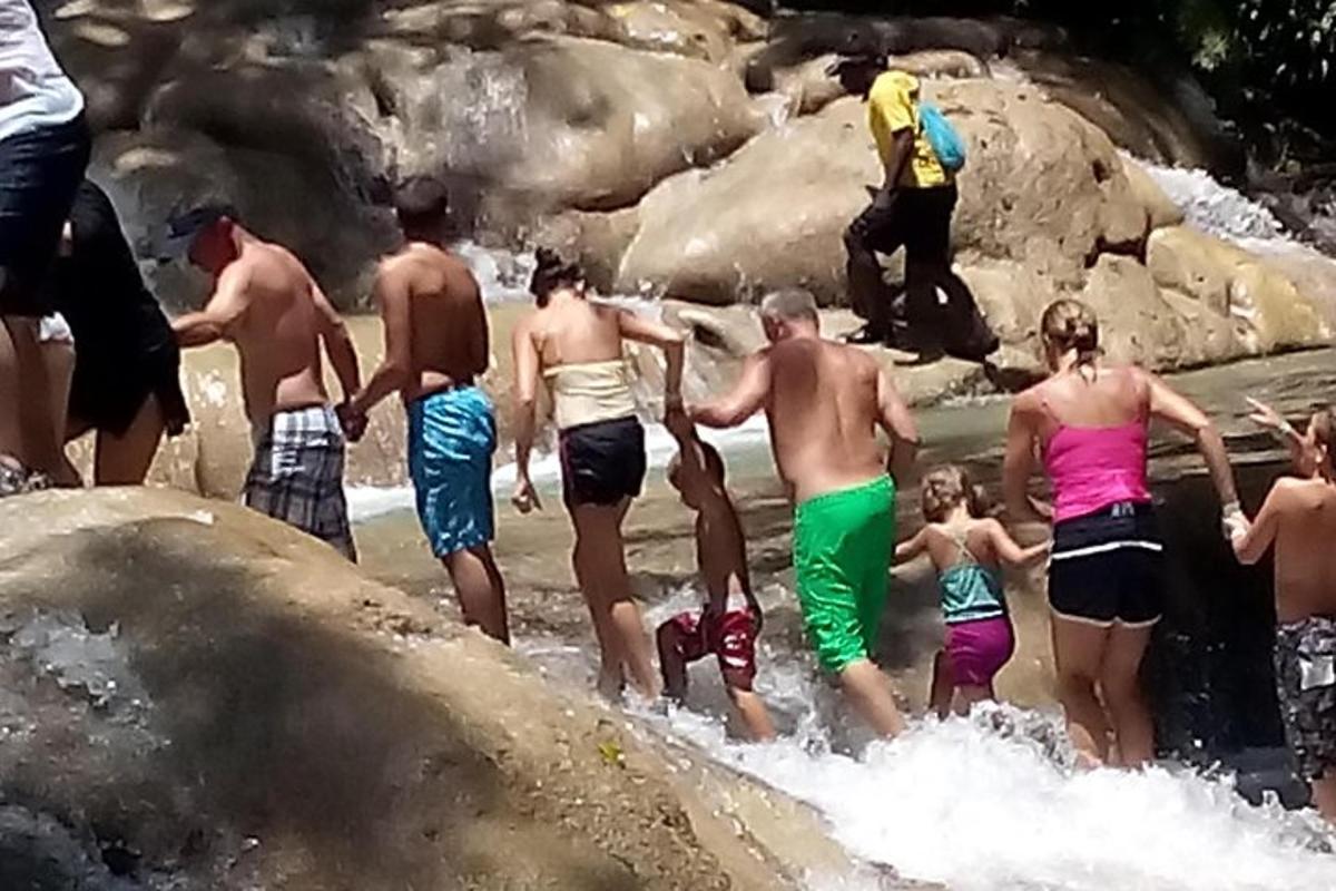 un gruppo di persone in piedi nell'acqua su una spiaggia