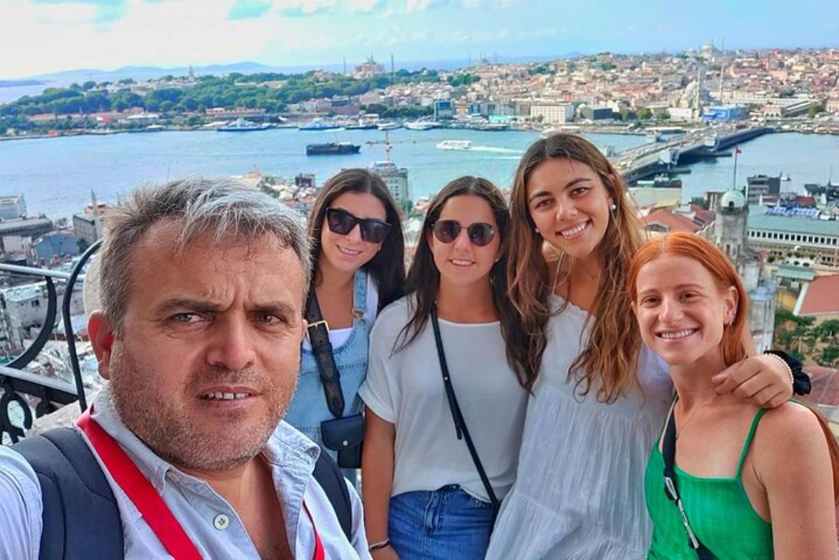 egy csoport ember pózol egy képhez egy toronyban