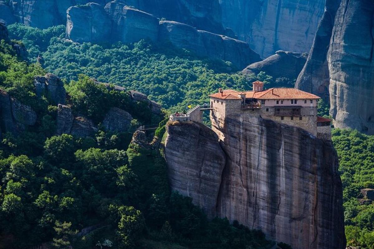 ένα κτίριο στην άκρη ενός γκρεμού