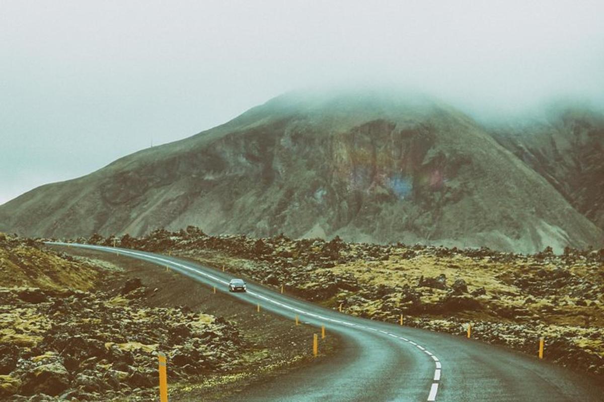 jalan berliku di hadapan gunung