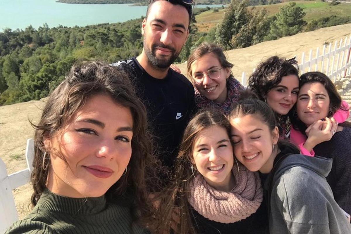 grupp inimesi, kes poseerivad pildi jaoks
