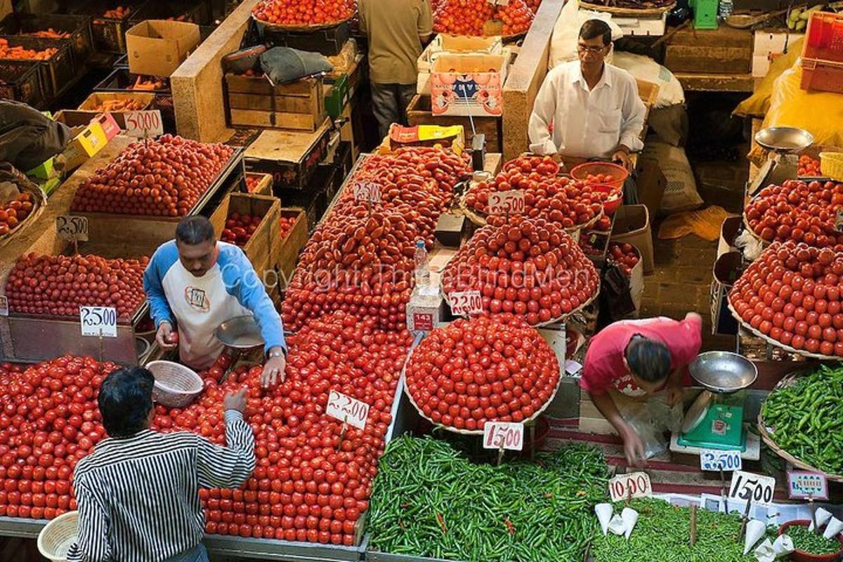um grupo de pessoas em um mercado com tomates