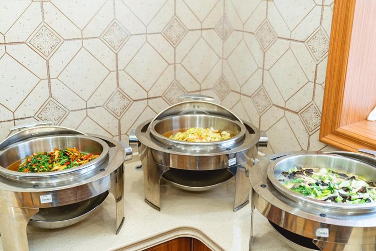 ba chiếc chảo kim loại lớn chứa đầy các loại thực phẩm khác nhau