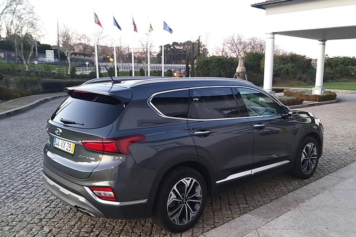 un'auto argentata parcheggiata su una strada con bandiere