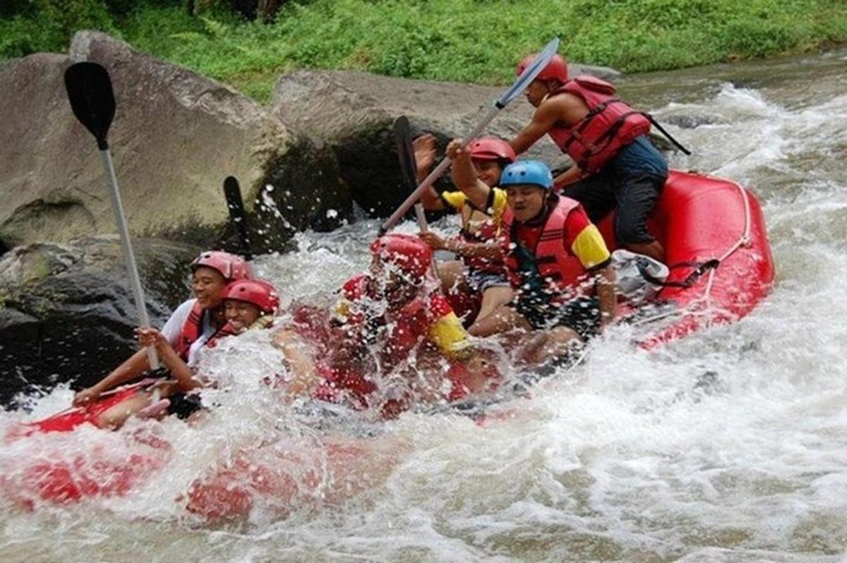 hópur fólks sem siglir í rafting í ánni