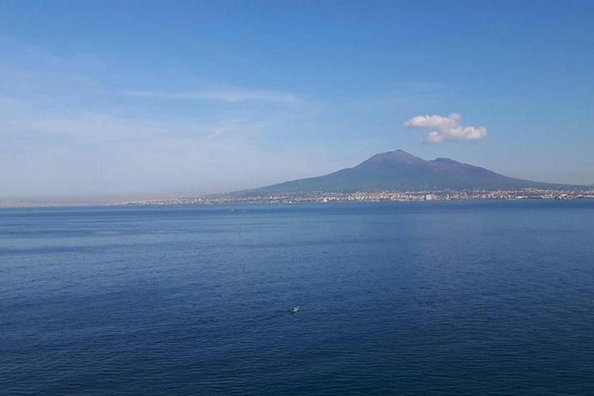 山を背景にした大きな水域