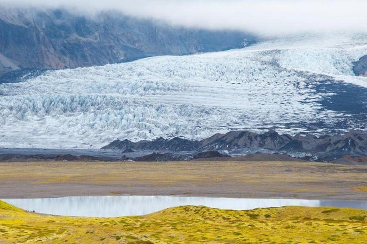 pemandangan gunung yang tertutup salju dengan badan air