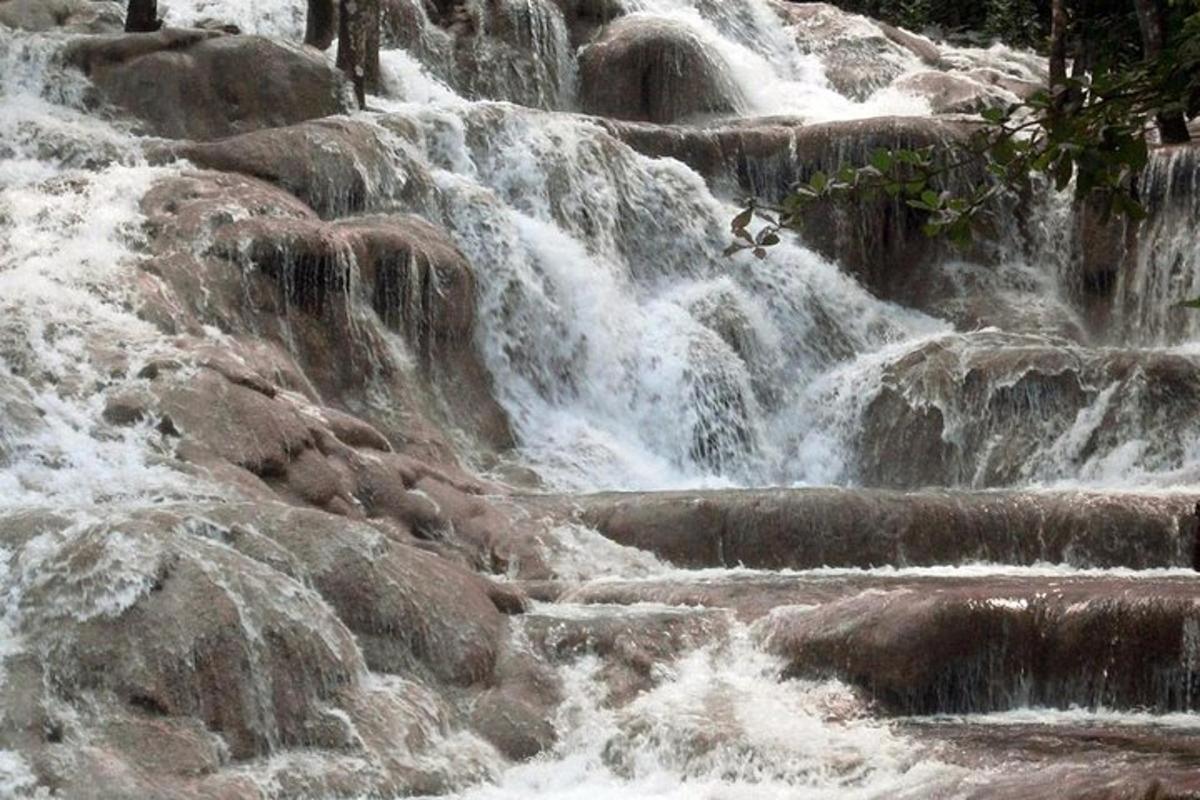 Un grupo de agua en cascada sobre las rocas de un río.