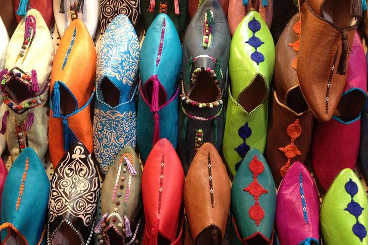 un mucchio di diversi tipi di scarpe in mostra