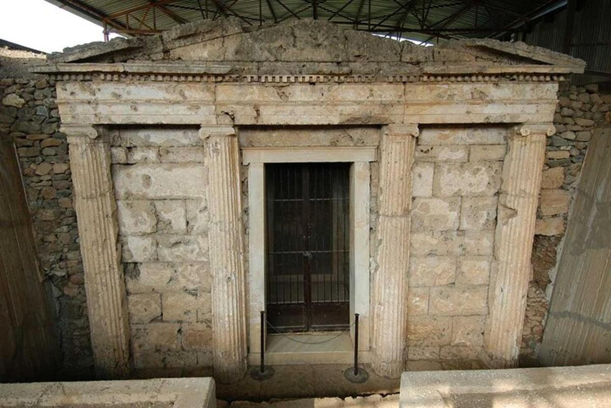 un antic edifici de pedra amb una finestra