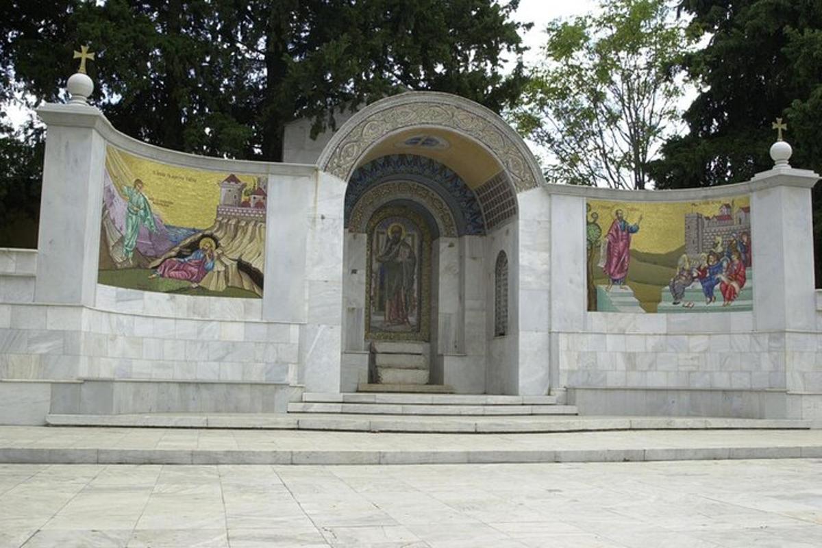 un edifici amb pintures al costat