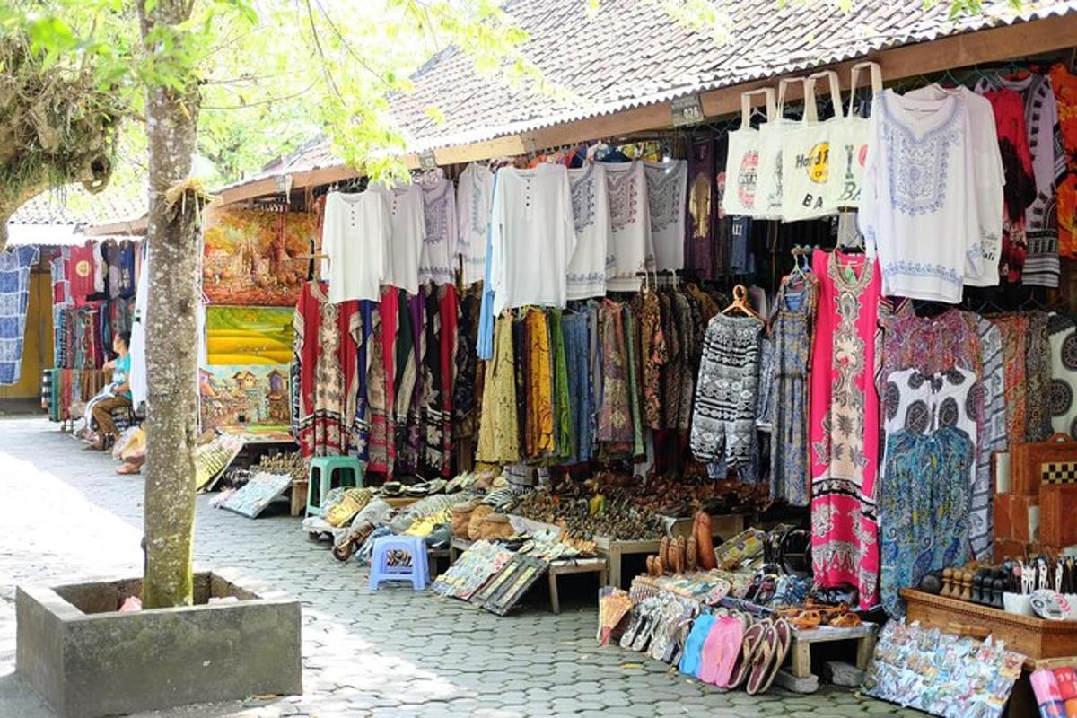 un mercato con molti tipi diversi di vestiti in mostra
