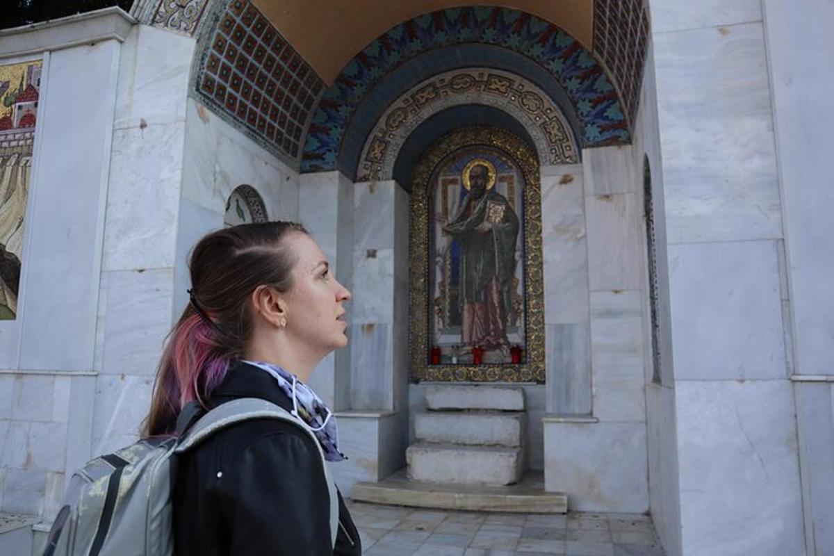 una dona dempeus davant d'una església