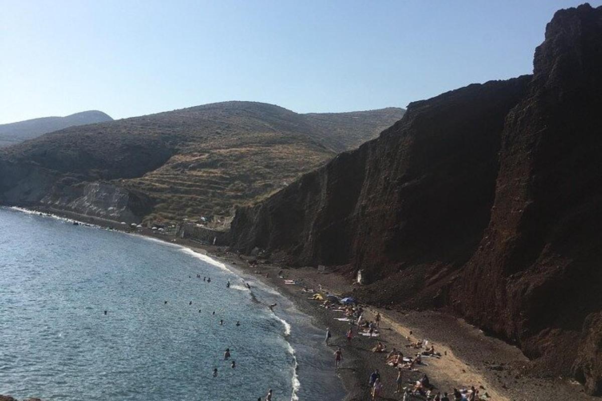μια ομάδα ανθρώπων σε μια παραλία κοντά στον ωκεανό