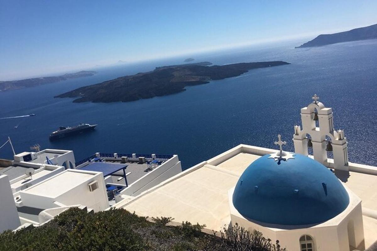 ένα κτίριο με έναν μπλε τρούλο στην κορυφή του