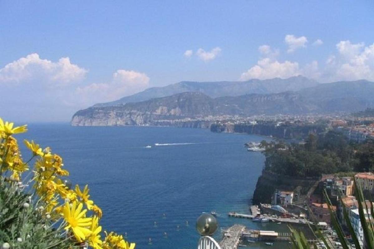una vista di un grande specchio d'acqua con montagne