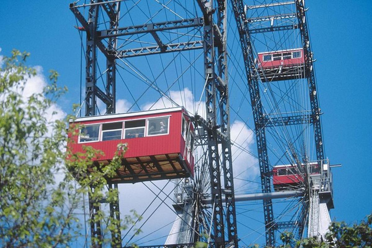 due treni rossi sono su una ruota panoramica