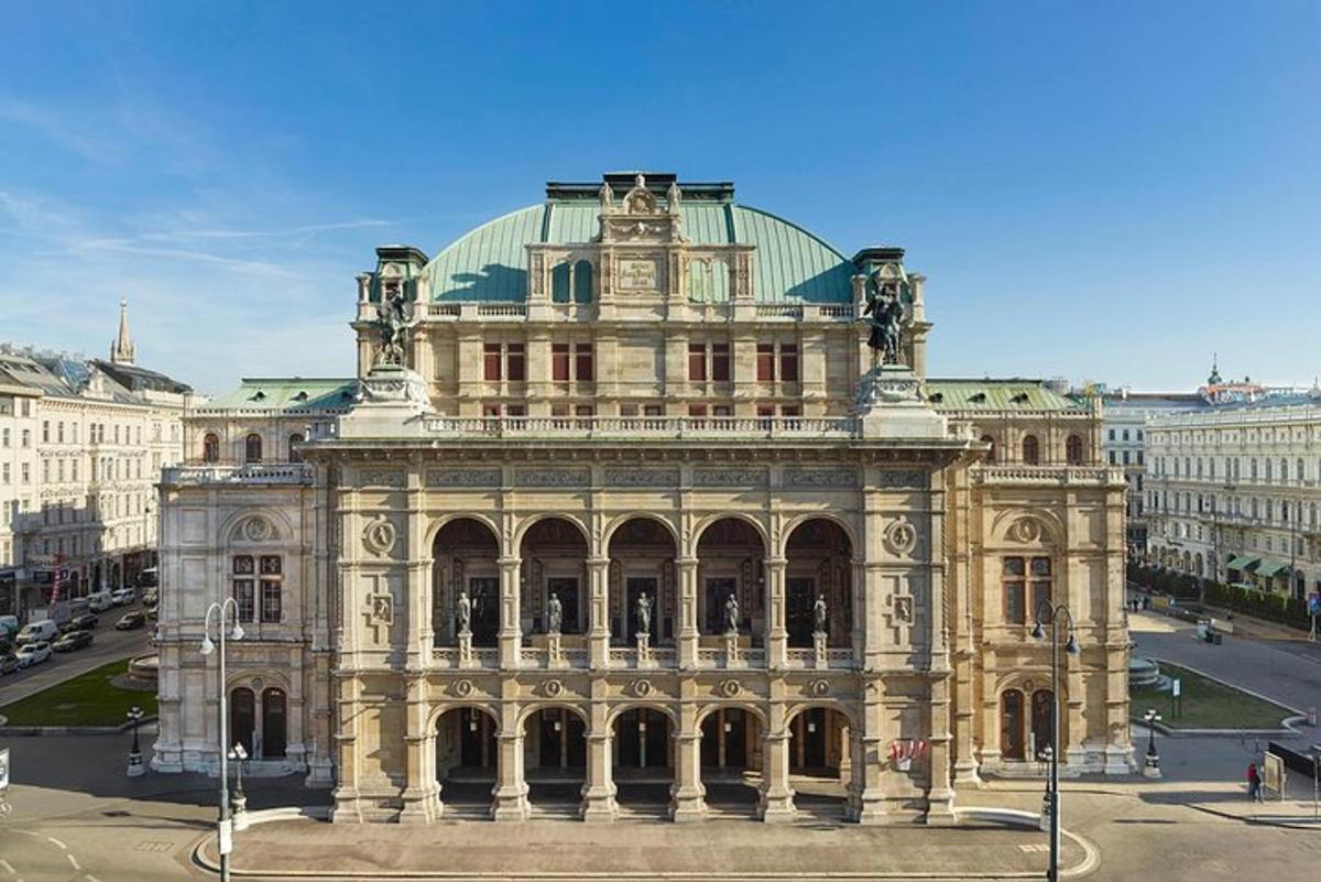 un grande edificio con una cupola in cima