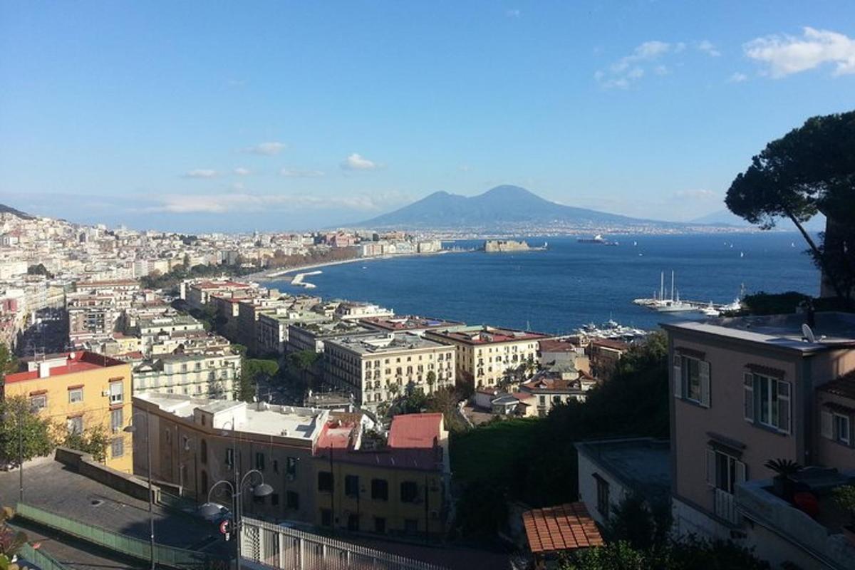 una vista di una città con l'oceano e gli edifici