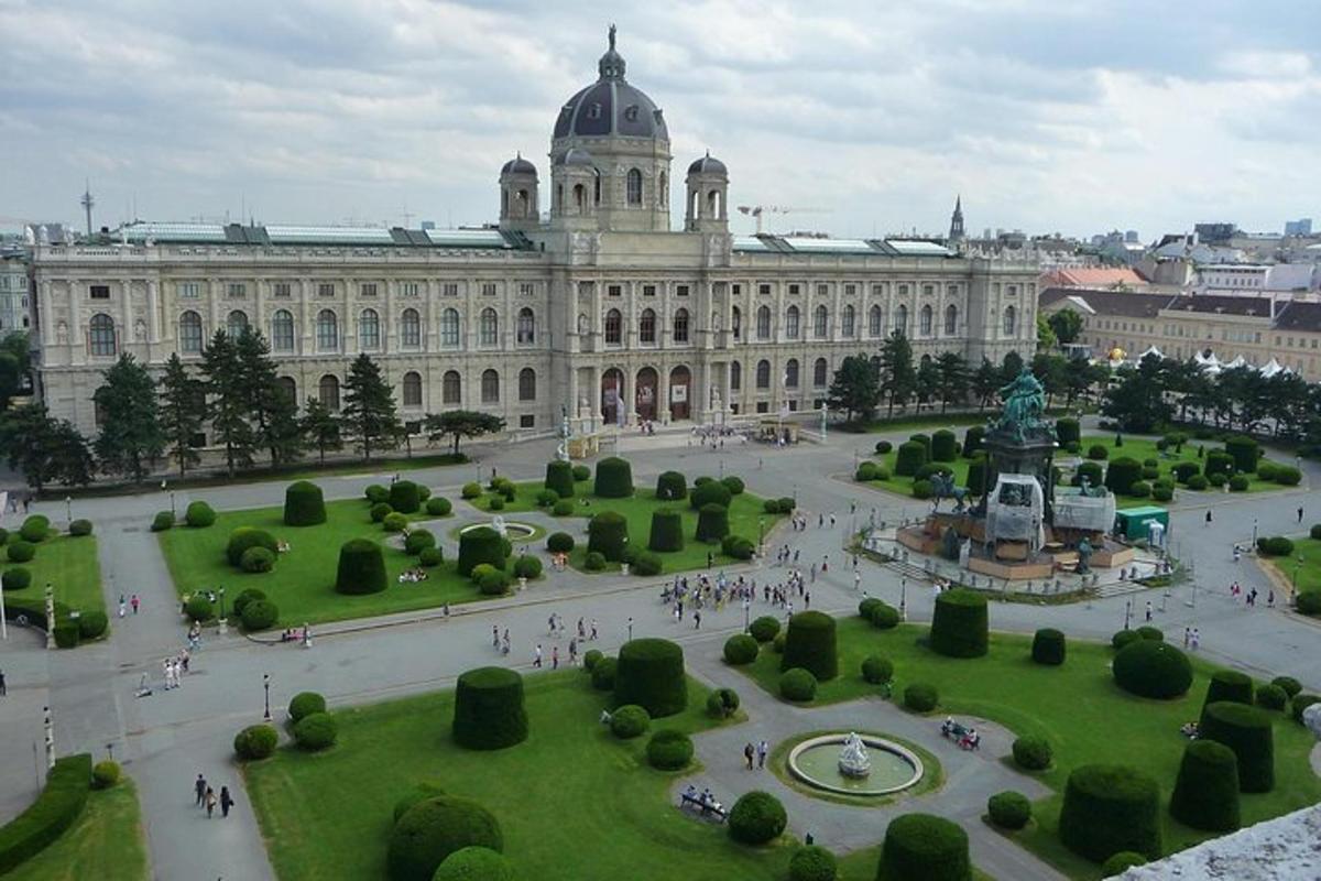 un grande edificio con un parco di fronte
