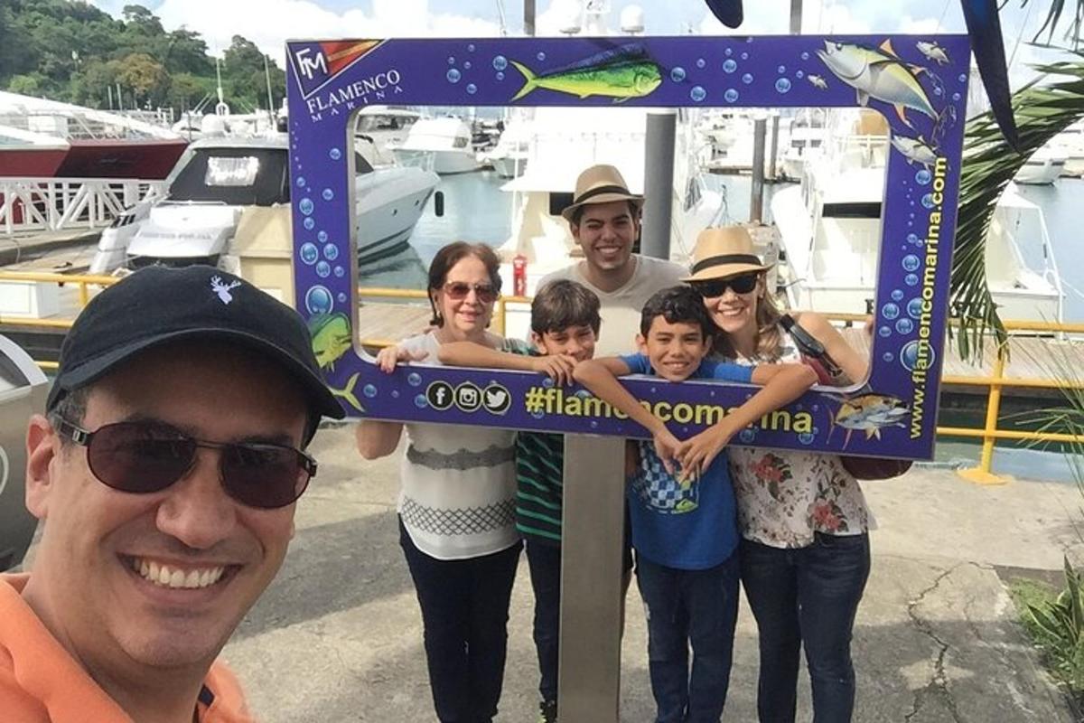um homem segurando uma foto de uma família