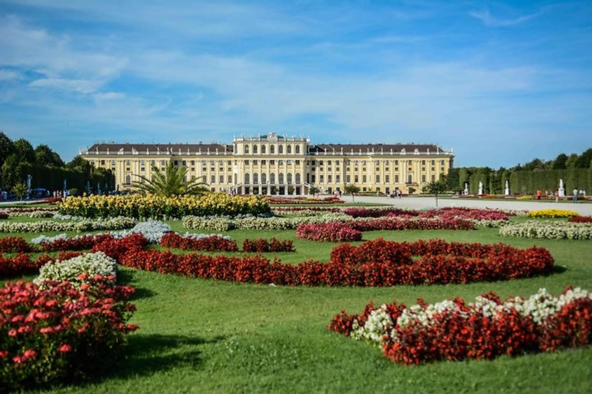 un grande edificio con un grande giardino di fiori